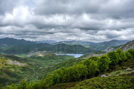 Téléchargez les photos : Green mountain landscape in the province of Leon - en image libre de droit