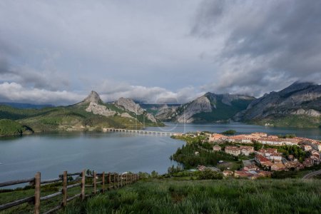 Téléchargez les photos : New Riano village and dam in the Cantabrian Mountains, Leon, Spain - en image libre de droit