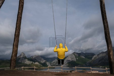 Téléchargez les photos : Scenic swing with views in the mountains of Riano in Leon province, Spain - en image libre de droit