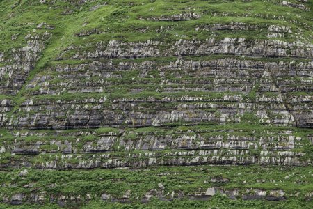 Foto de Líneas de erosión de capas de rocas sedimentarias estratificadas en ladera escarpada de la montaña, detalle del paisaje kárstico en Valle de Miera, Cantabria, España - Imagen libre de derechos
