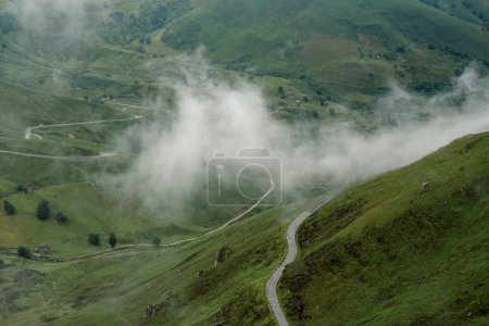 Foto de Carretera de montaña con curvas en Cantabria, España - Imagen libre de derechos