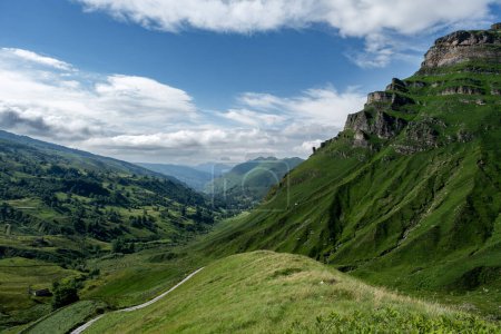Foto de Hermosa vista del valle verde en las montañas, Valle de Miera, Valles Pasiegos, Cantabria, España - Imagen libre de derechos