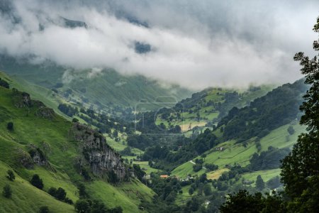 Foto de Nubes de lluvia sobre un verde valle montañoso, Valles Pasiegos, Cantabria, España - Imagen libre de derechos