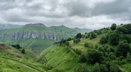 Foto de Paisaje montañoso áspero con pendientes de piedra caliza y prados verdes en Valles Pasiegos, Cantabria, España - Imagen libre de derechos