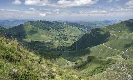 Foto de Vistas del valle verde en las montañas, Valle de Miera, Valles Pasiegos, Cantabria, España - Imagen libre de derechos