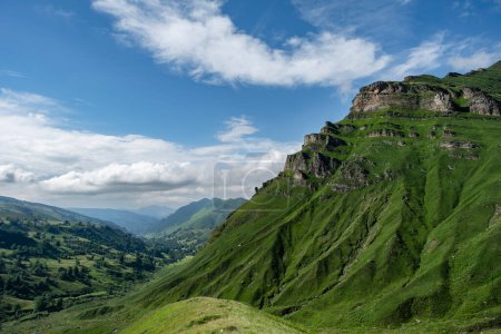 Foto de Hermosa vista del valle verde en las montañas de Cantabria, España - Imagen libre de derechos