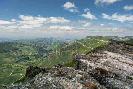 Foto de Formas de tierra kársticas, laderas empinadas y valle verde en las montañas Cantábricas, norte de España - Imagen libre de derechos