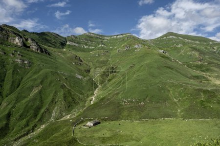 Foto de Rough mountain landscape with steep limestone slopes and green meadows in Valles Pasiegos, Cantabria, northern Spain - Imagen libre de derechos