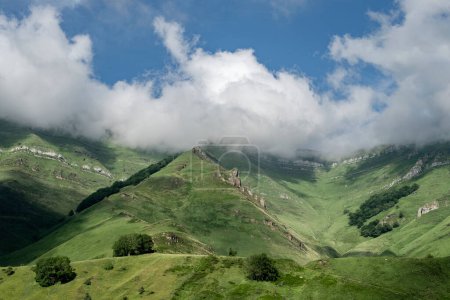 Foto de Paisaje montañoso áspero con pendientes verdes de piedra caliza en Valles Pasiegos, Cantabria, norte de España - Imagen libre de derechos