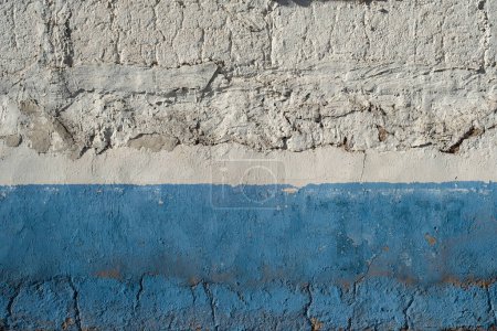 Foto de Antigua pared limewashed blanca con zócalo azul y pintura al ras, fondo rústico de la arquitectura rural tradicional en La Mancha, España - Imagen libre de derechos