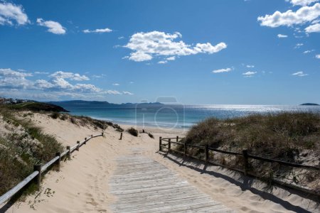 Téléchargez les photos : Passerelle en bois menant à la plage de Sanxenxo, Galice, Espagne - en image libre de droit