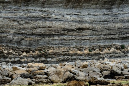 Téléchargez les photos : Stratification rythmique des roches sédimentaires déposées en couches horizontales. Côte cassée de Liencres, Cantabrie, Espagne. - en image libre de droit