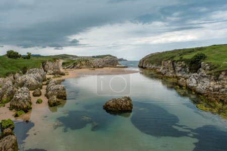 Foto de Hermoso paisaje marino rocoso en Playa Virgen del Mar, Costa Quebrada, Cantabria, España - Imagen libre de derechos