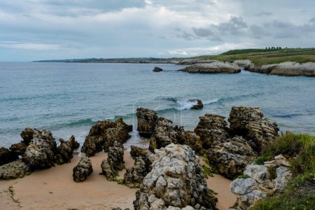 Foto de Playa rocosa en Playa Virgen del Mar, Costa Quebrada, Cantabria, España - Imagen libre de derechos