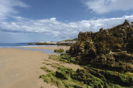 Foto de Playa rocosa Playa Virgen del Mar, Costa Quebrada, Cantabria, España - Imagen libre de derechos