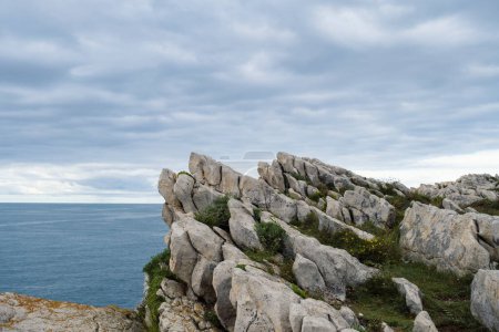 Foto de Landforms kársticos, estratos de piedra caliza en pliegue sinclinal en Costa Quebrada, Cantabria, España - Imagen libre de derechos