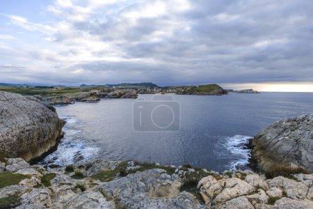 Foto de Acantilados empinados en la isla de Virgen del Mar, Costa Quebrada, Cantabria, España - Imagen libre de derechos