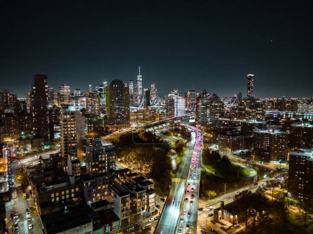 Foto de Vista aérea del tráfico en autopista multicarril en metrópolis nocturna. Calles iluminadas y edificios céntricos de gran altura. Nueva York, Estados Unidos. - Imagen libre de derechos