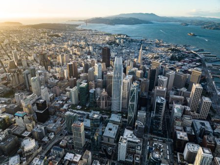 Foto de Vista aérea de rascacielos del centro al atardecer. Bahía de mar con islas y paisaje montañoso en el fondo. San Francisco, California, Estados Unidos. - Imagen libre de derechos