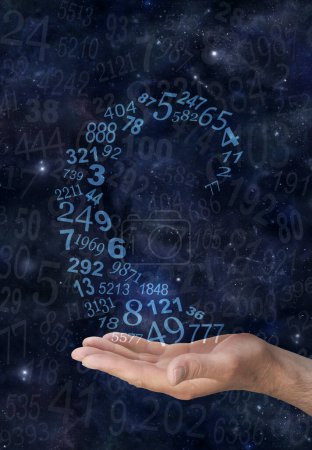 Foto de Numerólogo que trabaja con números: mano masculina con una espiral de números aleatorios que se elevan de la palma sobre un fondo cósmico azul oscuro lleno de números aleatorios dispersos y espacio de copia - Imagen libre de derechos