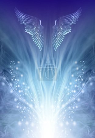 Téléchargez les photos : Ange gardien Rising Up Vision - lumière blanche fluide avec des étincelles rayonnant vers l'extérieur et des ailes d'ange chatoyantes sur le bleu vert au-dessus avec de l'espace pour des messages idéaux pour un thème spirituel - en image libre de droit