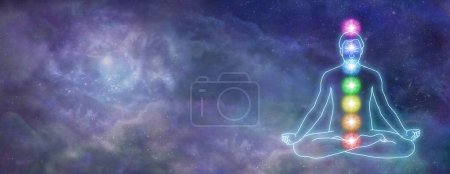Foto de Meditación cósmica en siete chakras: posición de loto de contorno masculino con 7 centros de energía de color arco iris ubicados centralmente contra una nebulosa del espacio profundo, fondo del cielo nocturno y espacio de copia - Imagen libre de derechos