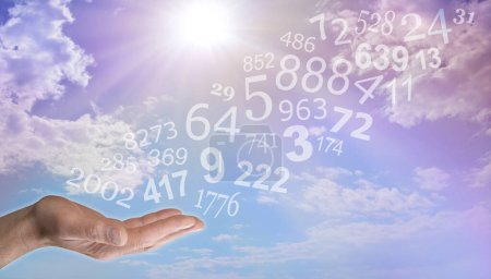 Beratung über die verborgene Bedeutung von Zahlen und Numerologie - männliche offene Hand mit zufälligen Zahlen, die aus der Handfläche vor sonnigem blauen Himmel mit Wolkenhintergrund fließen