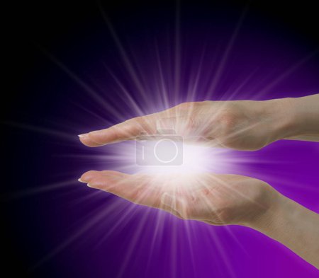 Téléchargez les photos : Envoyer Purple Ray Healing Energy - mains parallèles féminines avec une belle étoile blanche orbe éclatée entre contre un violet gradué en fond noir et l'espace de copie - en image libre de droit