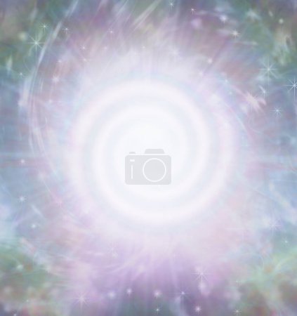 Téléchargez les photos : Beau fond spirituel spirale blanc brillant parfait - orbe blanc spiralé lumineux avec des cercles verts et roses éthérés pâles et des taches de blanc - en image libre de droit
