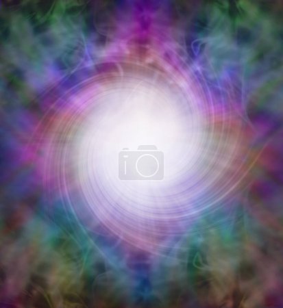 Foto de Hermoso vórtice de energía expansiva: orbe estelar en el centro de una forma de energía en espiral blanca contra un fondo escaso gaseoso etéreo multicolor ideal para un tema espiritual o de curación de energía - Imagen libre de derechos