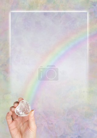 Téléchargez les photos : Crystal Healers Rainbow Border Template Arrière-plan - main féminine tenant un grand quartz coeur bouffant avec un arc-en-ciel vers le haut à partir du coin inférieur gauche et espace de copie pour la publicité, certificat, diplôme, prix ou accréditation - en image libre de droit