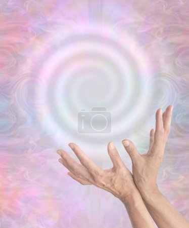 Téléchargez les photos : Healer Sensing High Vibrational Healing Vortex mains féminines avec de larges doigts sur le bord d'une grande spirale parfaite d'énergie sur un fond d'énergie gazeuse rose wispy avec espace de copie - en image libre de droit