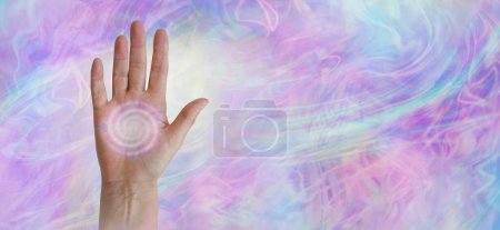 Téléchargez les photos : Palm Chakra Vortex message de guérison fond - main féminine face à l'extérieur avec une spirale rose formation d'énergie vortex dans la paume contre un large bleu rose violet brume champ d'énergie éthéré - en image libre de droit