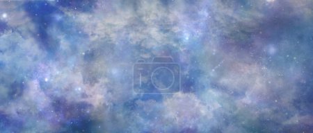 Foto de Hermosa bandera de fondo de paisaje nublado celestial - concepto celestial azul rosa púrpura lila etéreo cielo del espacio profundo que representa los cielos por encima - Imagen libre de derechos