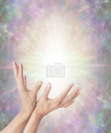 Téléchargez les photos : Magical Energy Healing Hands Capter la lumière des étoiles - fond éthérée de couleur pastel avec une grande orbe d'étoile dorée et des mains de paume ouvertes féminines atteignant l'énergie avec un espace de copie - en image libre de droit
