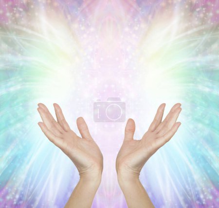 Angel Therapy Healing Hands Konzept - weibliche Hände, die in ein funkelndes Energiefeld greifen und eine engelsgleiche Einheit mit Kopierraum bilden