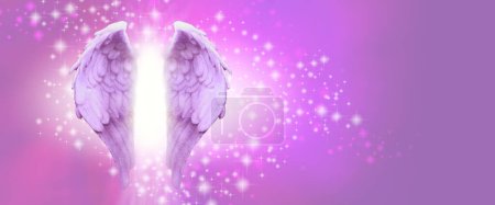 Téléchargez les photos : Angel Healing rose fond de modèle de mémo scintillant - une paire d'ailes angéliques à plumes avec lumière blanche entre sur un fond rose scintillant avec espace de copie - en image libre de droit