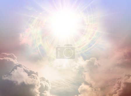 Foto de Gloriosa Inteligencia Divina Vortexing Starlight Sky - un sol estelar en espiral de gran altitud estalló sobre un paisaje nublado de color amarillo dorado con espacio de copia para sanar mensajes espirituales - Imagen libre de derechos