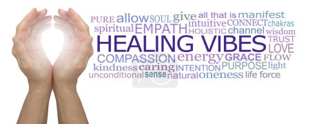 Wörter im Zusammenhang mit Healing Vibes Word Cloud auf weißem Hintergrund - weibliche Schröpfchenhände neben einer Wortwolke, die für HEALING VIBES relevant ist, isoliert auf weiß 