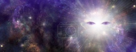 Foto de Alien Eyes te está observando - amplio cielo nocturno cósmico celeste espacio profundo y brillante orbe de luz estelar con un par de ojos alienígenas asomándose y copiando espacio - Imagen libre de derechos