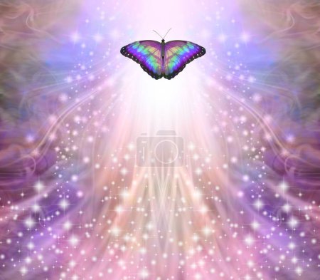 Mariposa Espiritual Mensaje holístico fondo memorándum - mariposa multicolor contra un mechón magenta azul melocotón brillante fondo volando hacia la luz y copiar el espacio para el texto