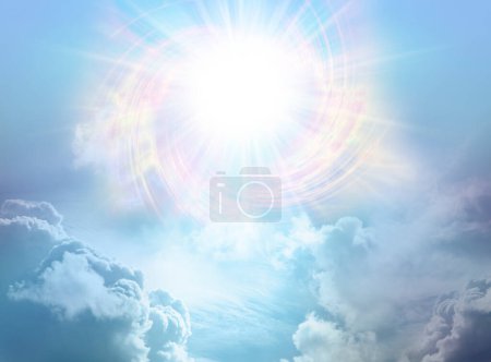 Foto de Gloriosa Inteligencia Divina Vortexing Starlight Sky - un sol estelar en espiral de gran altitud estalló sobre un paisaje nublado azul brillante con espacio de copia para sanar mensajes espirituales - Imagen libre de derechos