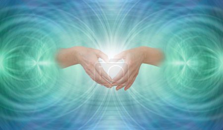 Foto de Envío de energía de sanación escalar centrada en el corazón: las manos femeninas forman un corazón contra un fondo de resonancia de energía azul verde jade simétrico con espacio para el texto - Imagen libre de derechos