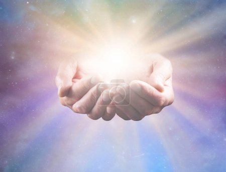 Verbinden Sie sich mit göttlicher Intelligenz und allem, was ist - reife männliche Heiler schalen Hände mit hellem, nach außen strahlenden Sternenlicht vor himmlischem Hintergrund, ideal für ein spirituelles ganzheitliches Heilungsthema