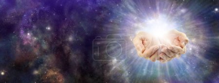 Channeling Göttliche Intelligenz Heilungsvibes bringen Licht in die Dunkelheit - weibliche Schröpfchenhände halten Sternenlichtenergie vor dunklem nächtlichen Weltraum-Hintergrund und kopieren Raum für Botschaft