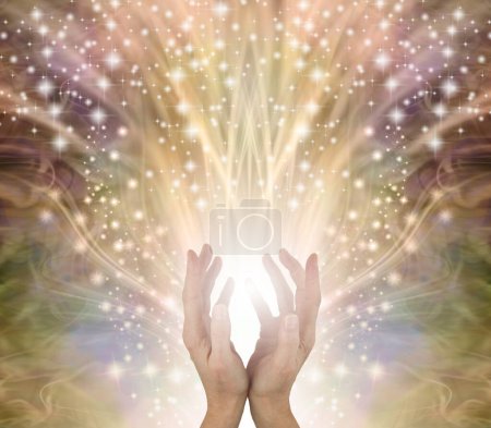 Téléchargez les photos : Golden Sparkling Magical Energy Healing Hands Lumière des étoiles sensorielle - fond éthéré de couleur or avec une effusion d'étoiles provenant de mains féminines coupées tendues vers le haut et de l'espace pour le message spirituel - en image libre de droit