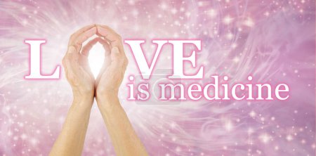 Liebe ist Medizin und der ultimative Heiler - Frauenhände, die das O der LIEBE IST MEDIZIN auf einem strahlend fließenden Hintergrund herstellen 