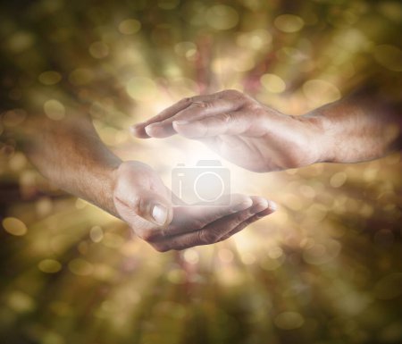 Téléchargez les photos : Intelligence Divine le Créateur de Tout Ce Qui Est les mains masculines avec une lumière blanche entre contre un flux extérieur d'énergie dorée représentant la Création avec de l'espace de copie pour votre message spirituel - en image libre de droit