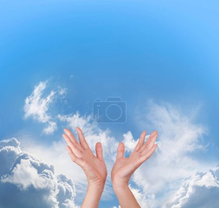 Foto de Curación de vibraciones Memo fondo cielo azul - manos femeninas alcanzando en un hermoso fondo cielo azul ideal para anuncio espiritual mensaje curso contenido anuncio - Imagen libre de derechos