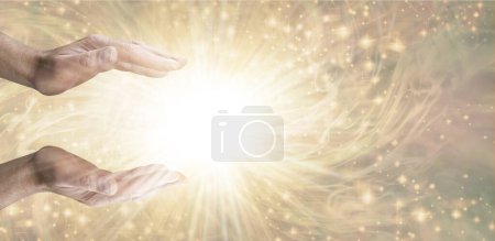 Téléchargez les photos : Modèle de message Reiki Distant Healing Starlight Arrière-plan du message - Homme Reiki Master Healer avec des mains parallèles atteignant dans la lumière orbe étoile blanche sur fond beau champ d'énergie dorée et l'espace de copie - en image libre de droit